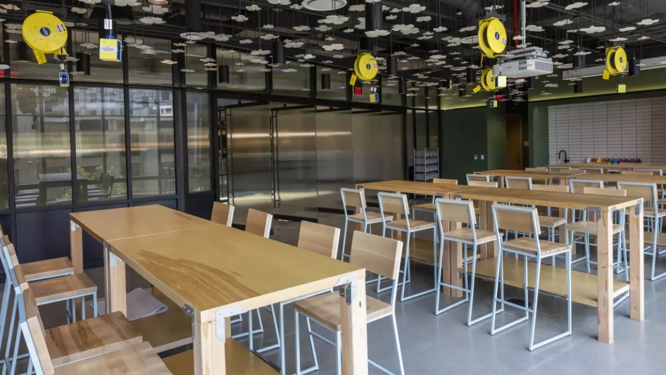 Expression Labの部屋にはたくさんの椅子やテーブル、プロジェクターなどがセットされている。